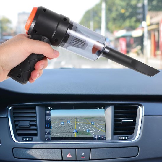 Aspirateur voiture nettoye le tableau de bord